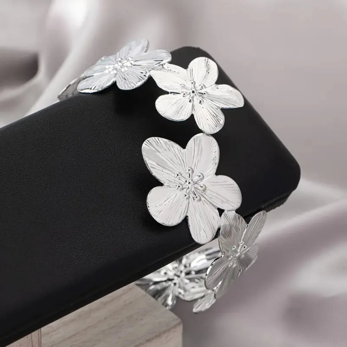 Armarmband voor dames - bloemenblaadjes bicepsketting zilver