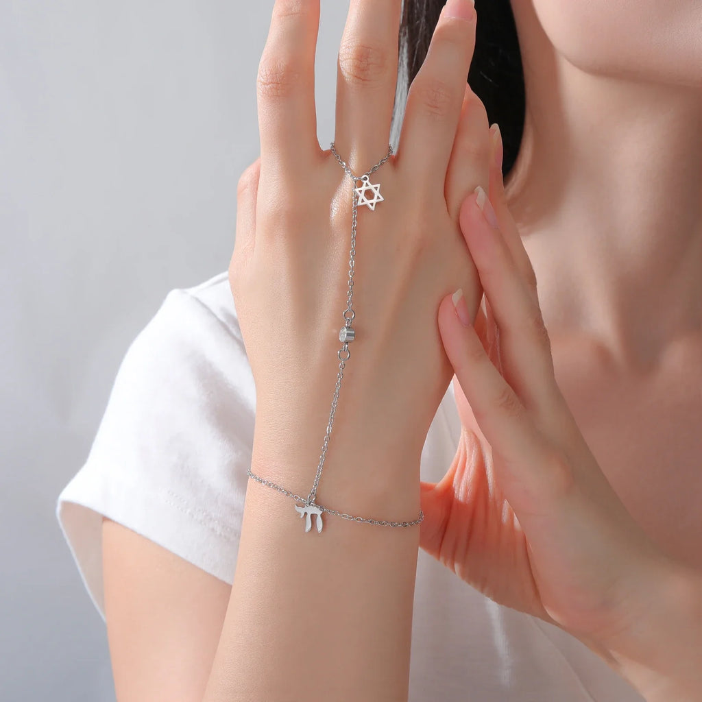Hand- en vingerarmband met Joodse beschermingshangers Chai, <span data-glossary-id="etoile-de-david">Davidsster</span> en Fatma-hand Chai zilver
