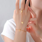 Hand- en vingerarmband met Joodse beschermingshangers Chai, <span data-glossary-id="etoile-de-david">Davidsster</span> en Fatma-hand <span data-glossary-id="etoile">ster</span> goud