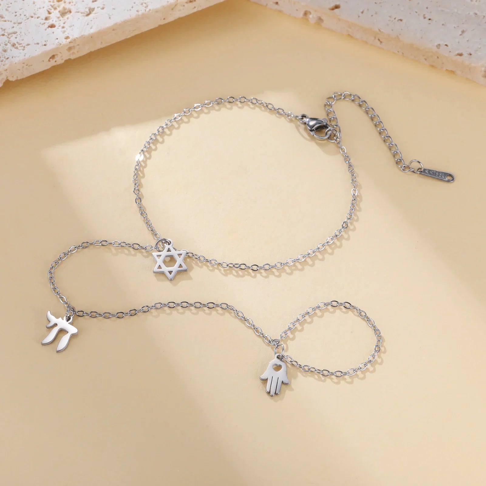 Hand- en vingerarmband met Joodse beschermingshangers Chai, <span data-glossary-id="etoile-de-david">Davidsster</span> en Fatma-hand <span data-glossary-id="etoile">ster</span> zilver