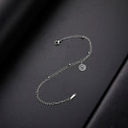 Goudkleurige armband met kleine zilveren spiraalbedel