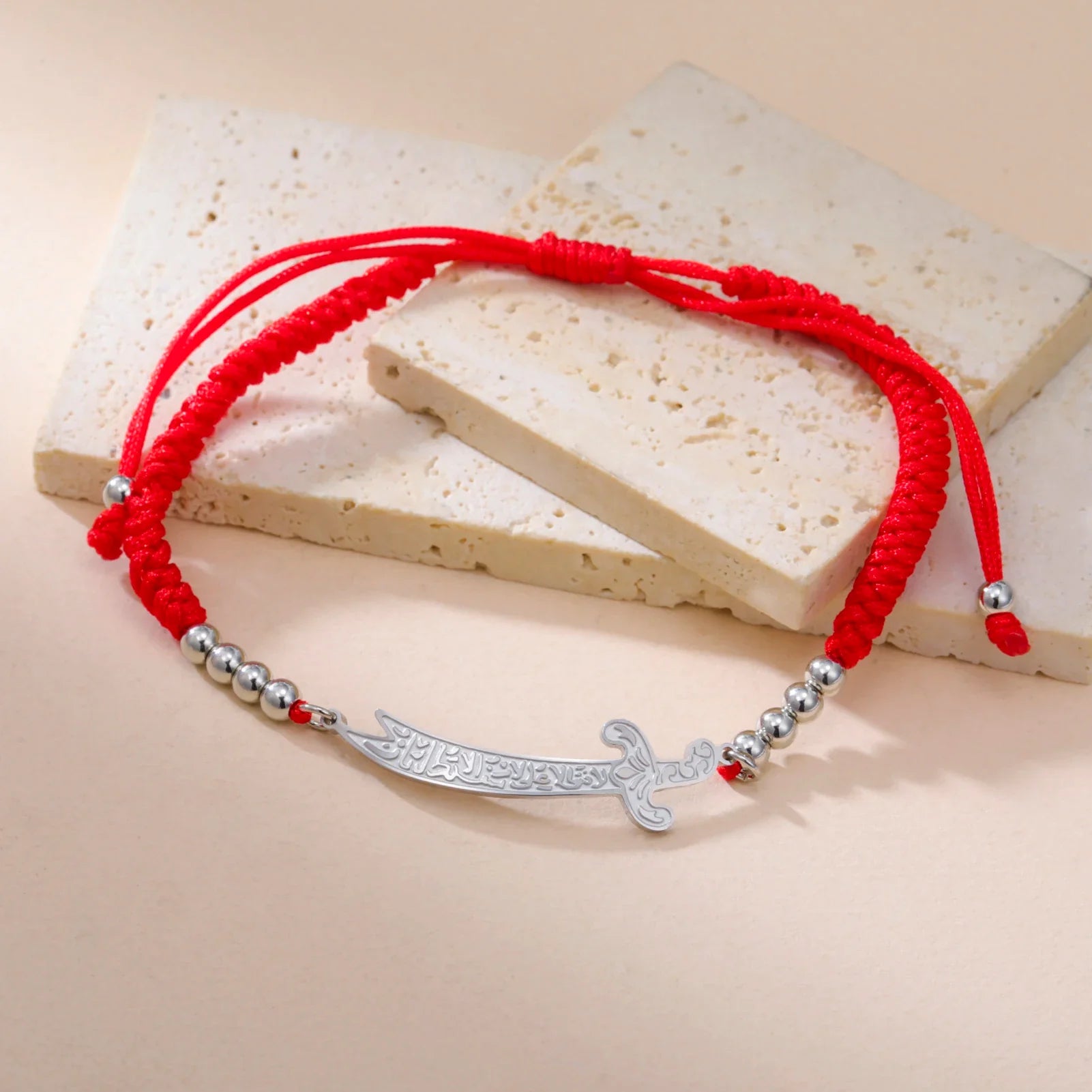 Touwarmband met Arabisch Ali Zulfiqar zwaard rood zilver