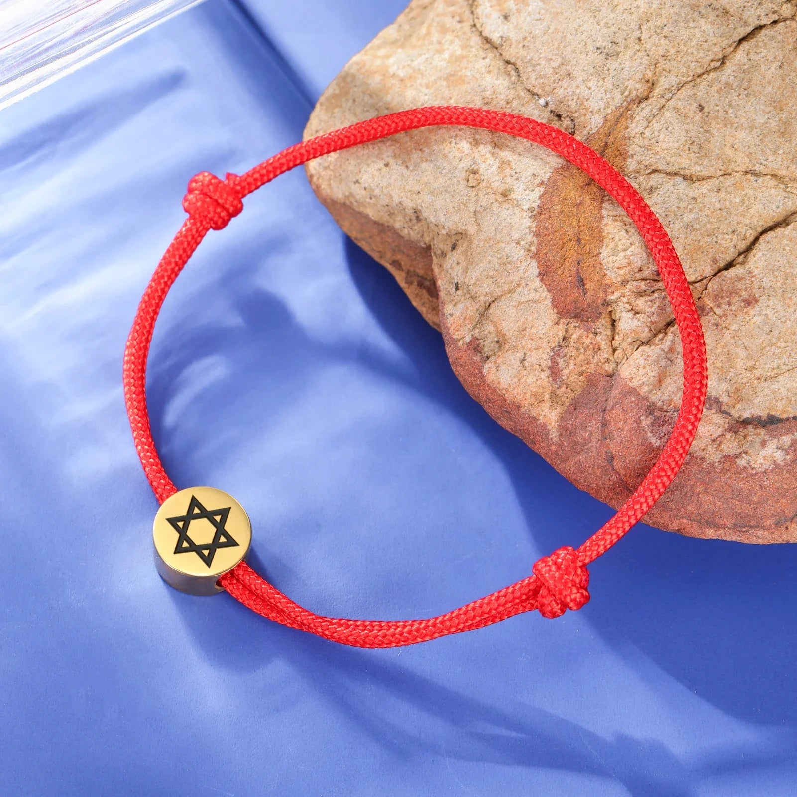 Touwarmband met het joodse symbool rode en gouden <span data-glossary-id="Star of David">Davidster</span>