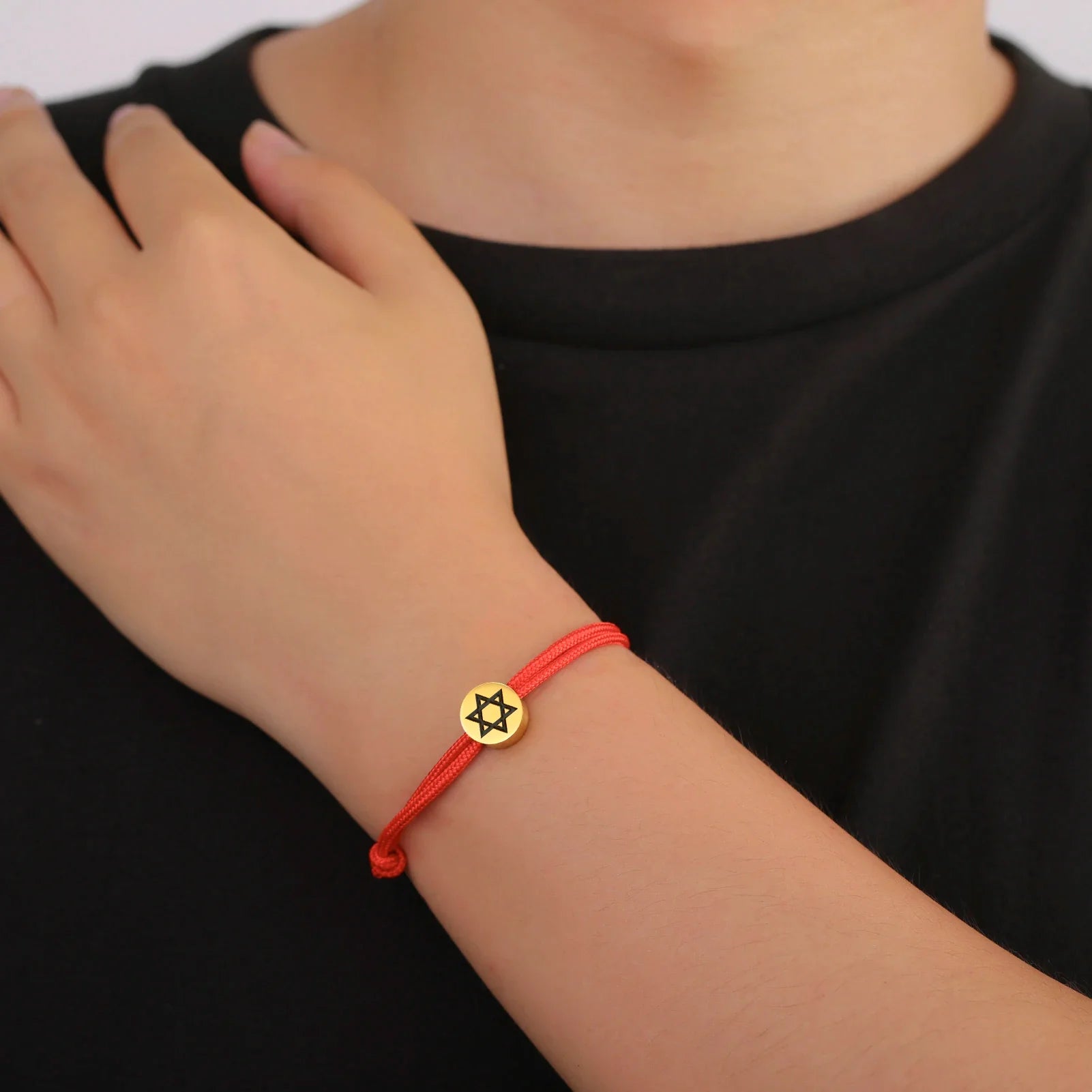 Touwarmband met het joodse symbool rode en gouden <span data-glossary-id="Star of David">Davidster</span>