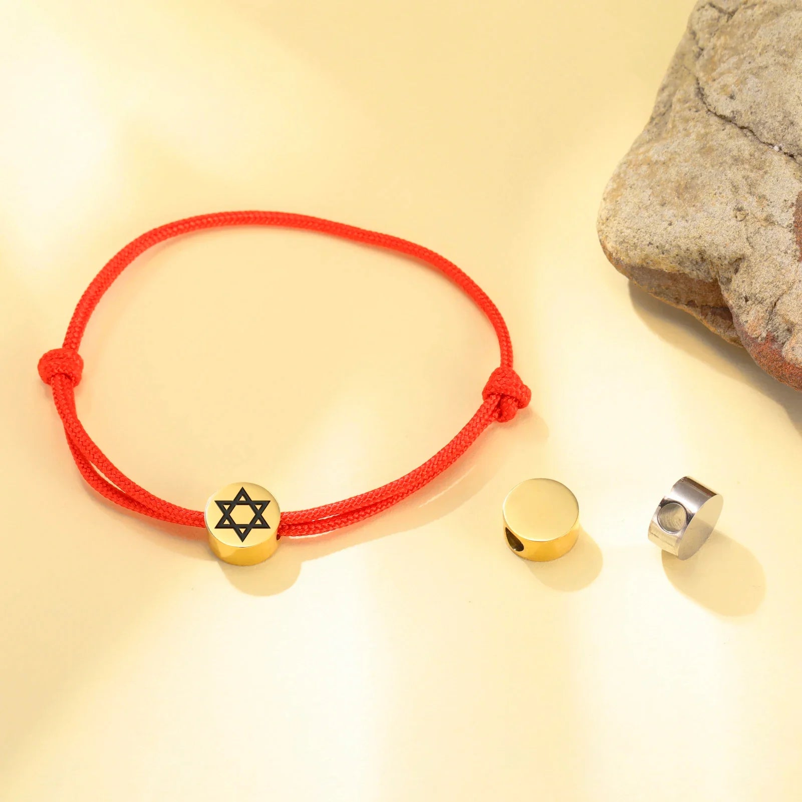 Touwarmband met het joodse symbool rode en gouden <span data-glossary-id="Star of David">Davidster</span>
