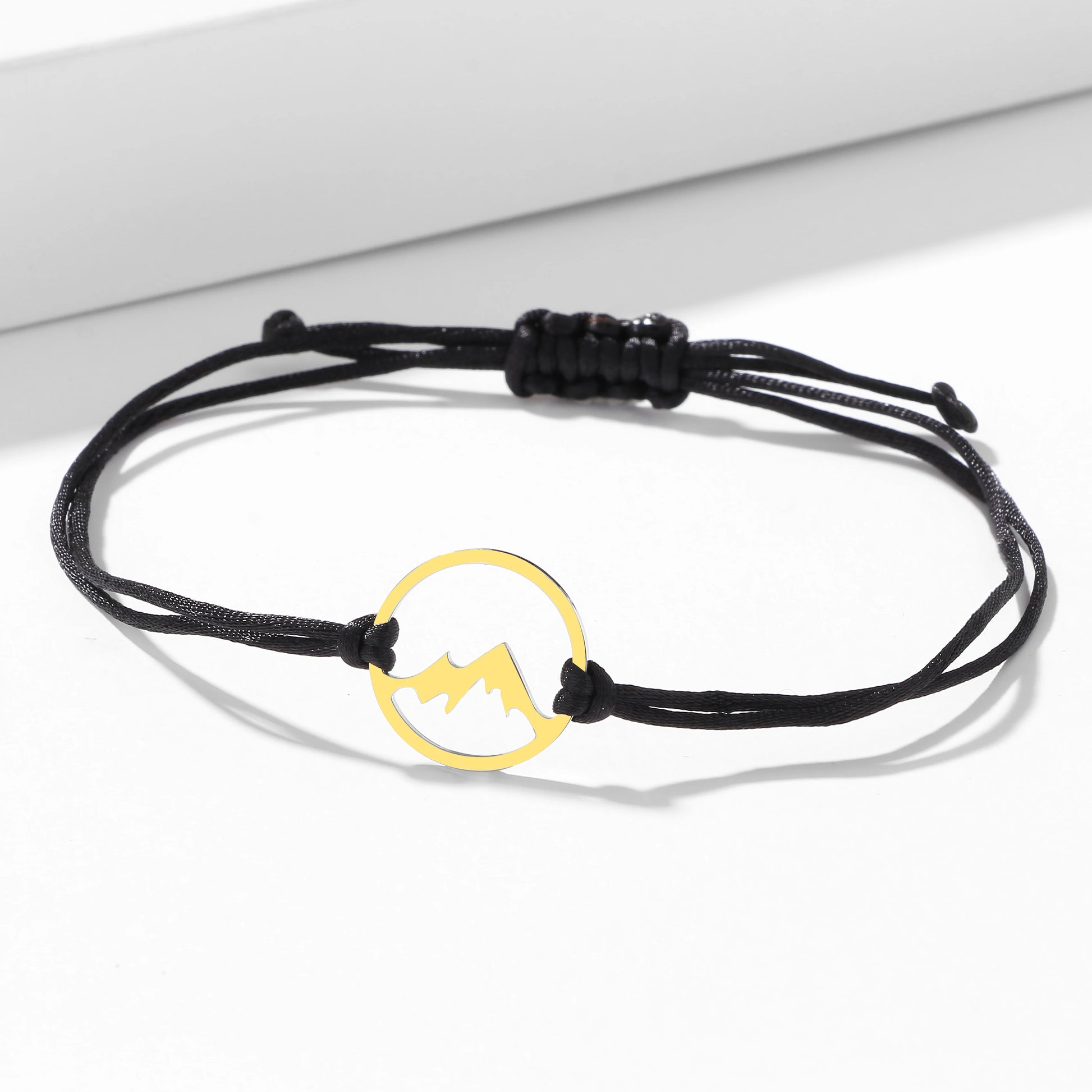 Touwarmband met ronde berghanger 