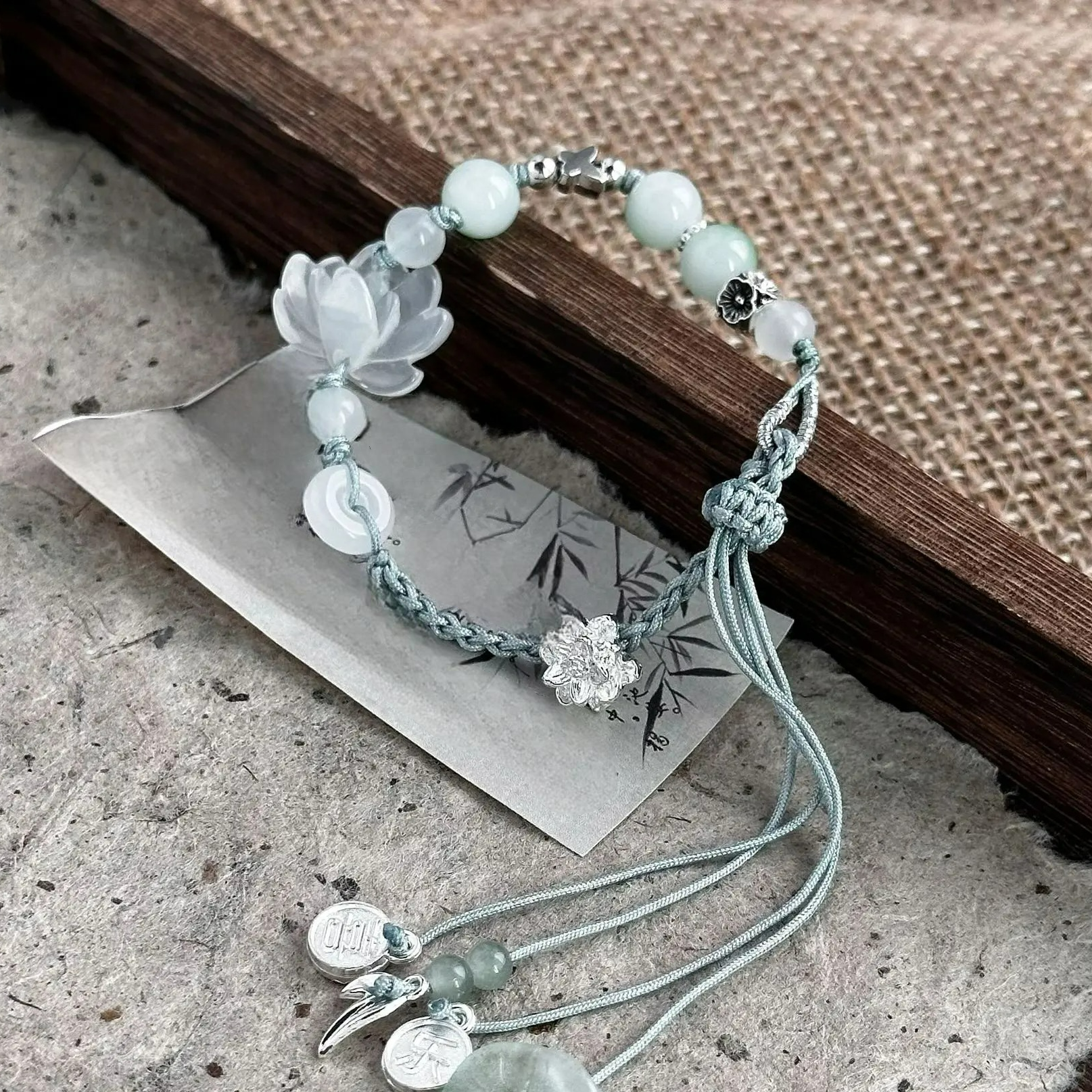 Bracelet en Corde avec Perles et Fleur de Lotus