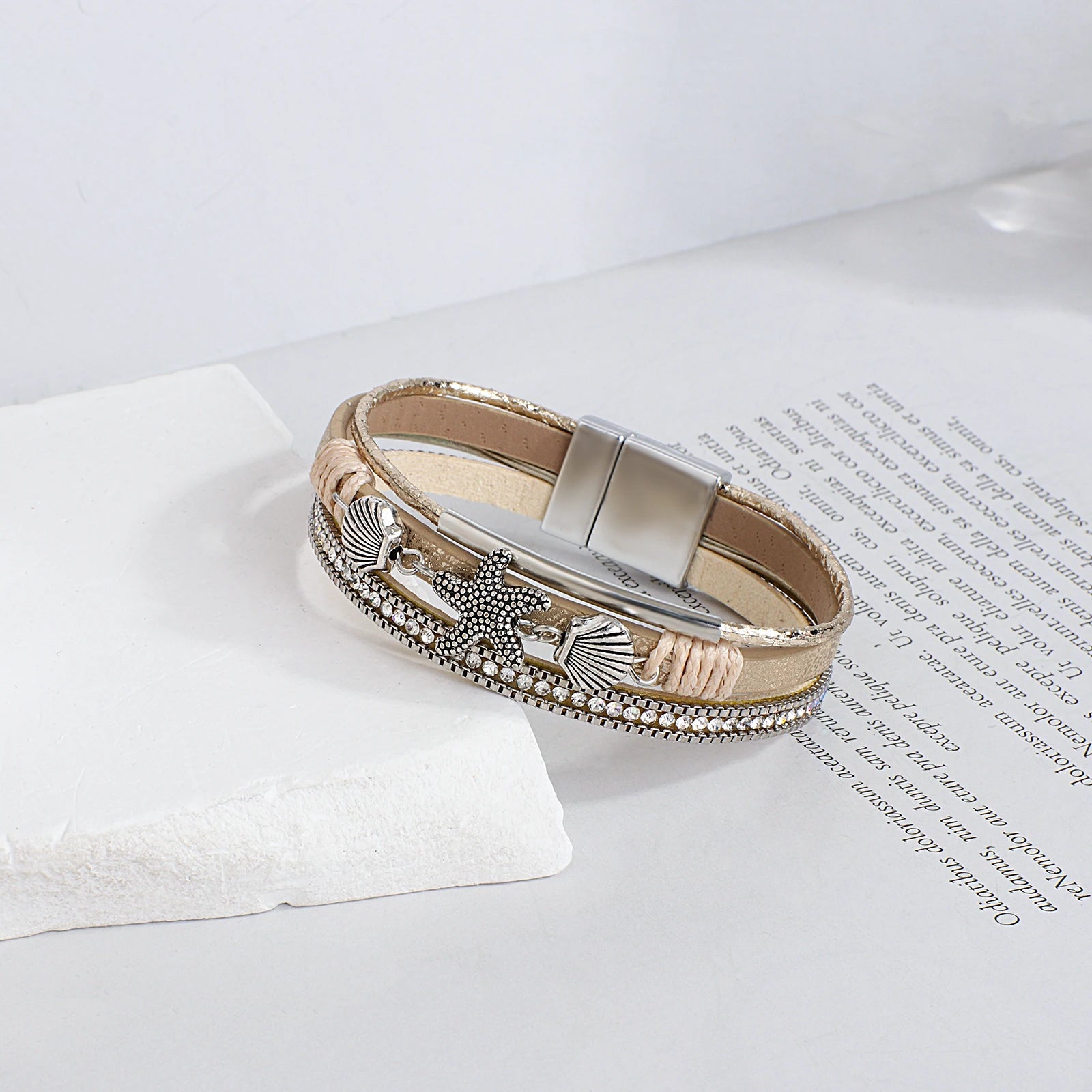 Armband van leer met schelp en zeester in witgoud