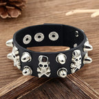 Leren armband versierd met doodshoofden en spikes 