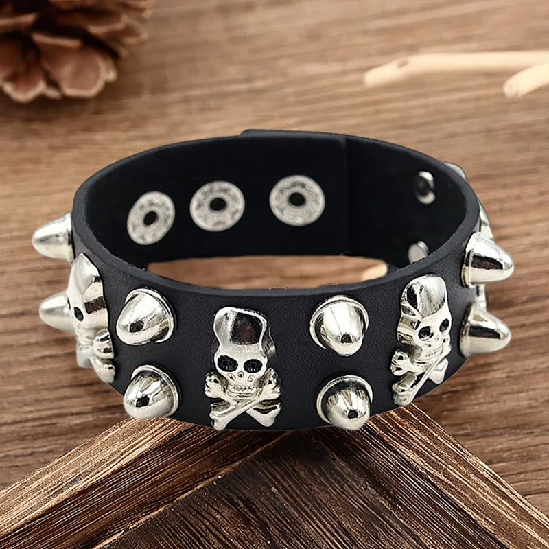 Leren armband versierd met doodshoofden en spikes 
