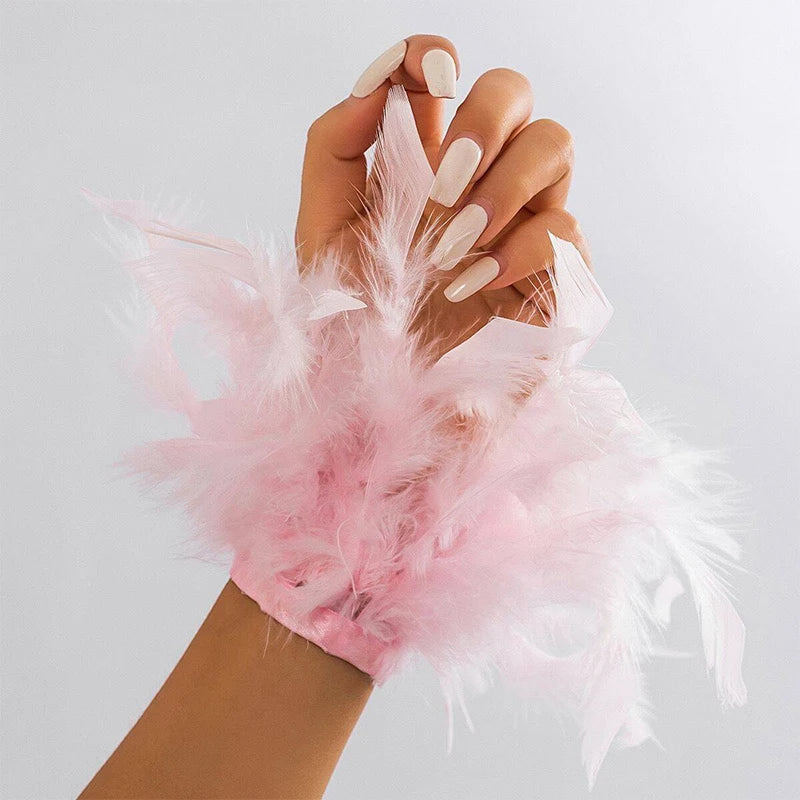 Armband met roze veer in mistig roze