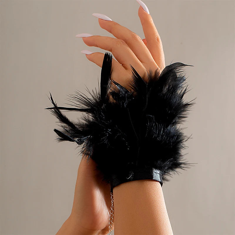Armband met roze veer in mistig zwart