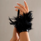 Armband met roze veer in mistig zwart