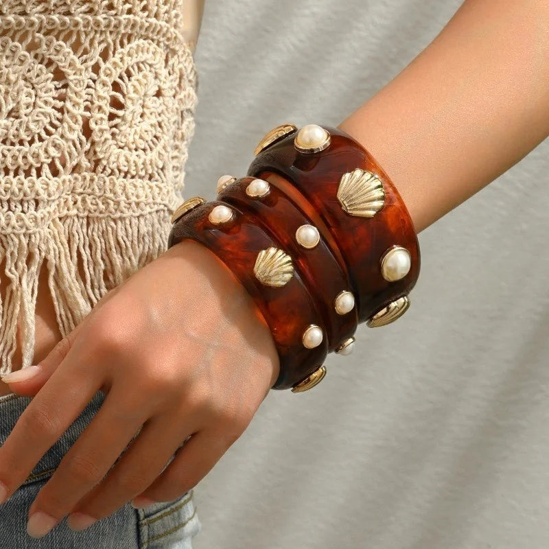 Armband van hars met amberkleurige schelp