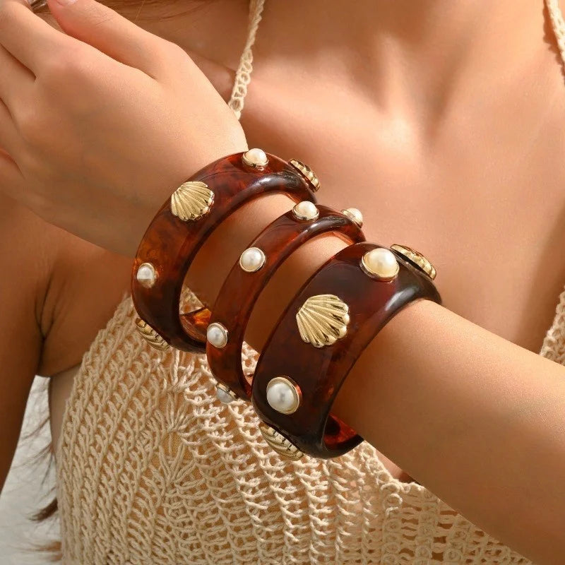 Armband van hars met amberkleurige schelp