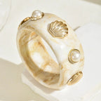 Armband van hars met beige schelp