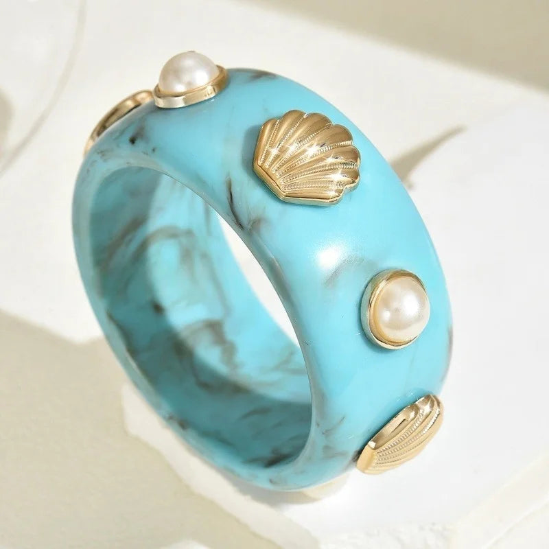 Armband van hars met blauwe schelp