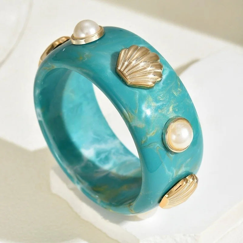 Armband van hars met groene schelp