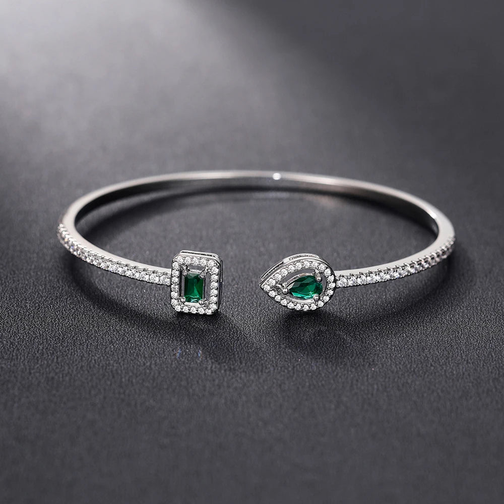Açık uçlu, strass pavé ve damla şeklinde kristal taşlı gümüş ve yeşil bileklik