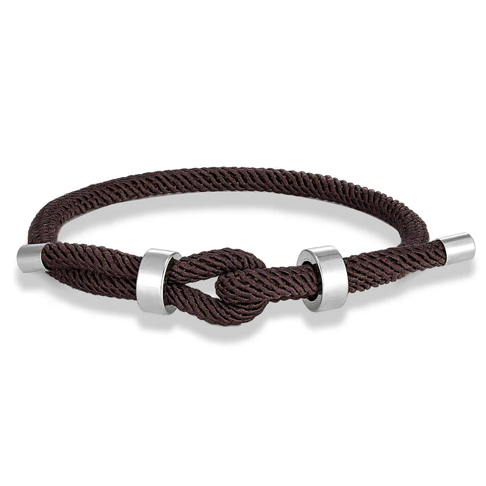 Moderne gevlochten touwarmband met bruine knoop