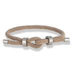 Moderne gevlochten touwarmband met beige knoop