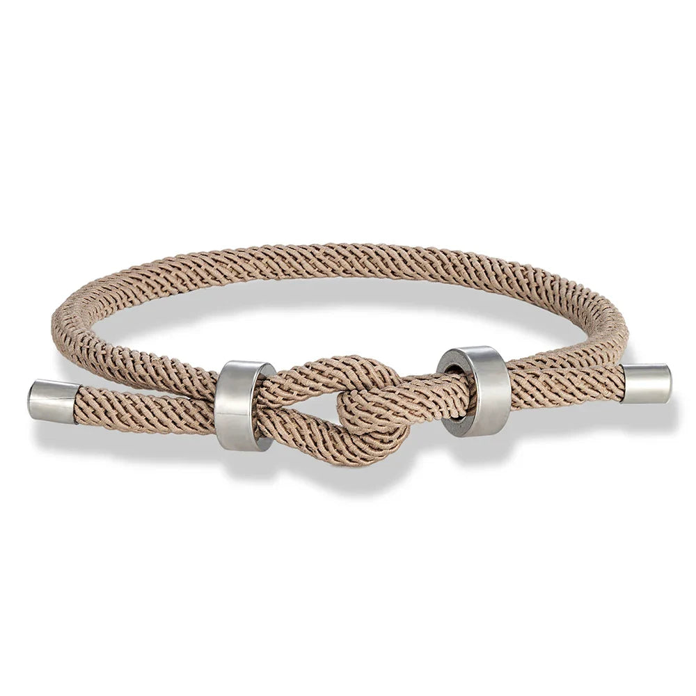 Moderne gevlochten touwarmband met beige knoop