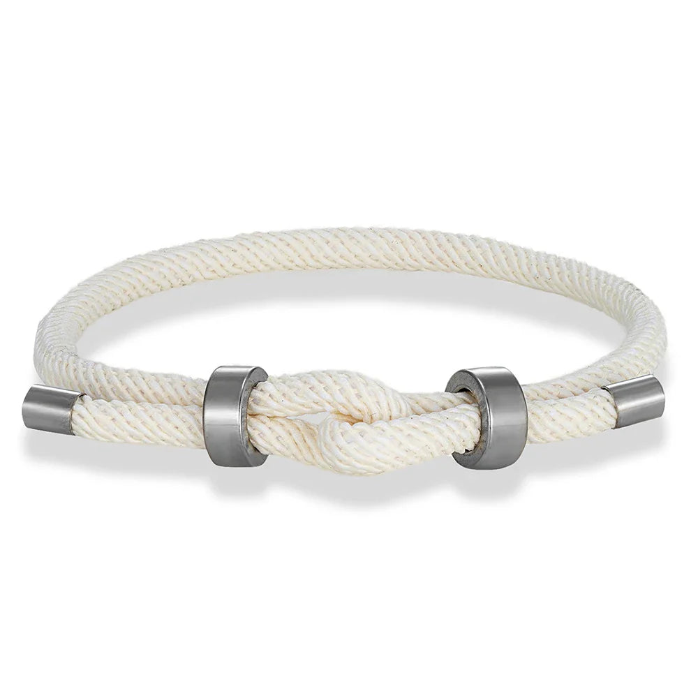 Moderne gevlochten touwarmband met witte knoop
