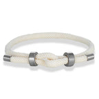 Moderne gevlochten touwarmband met witte knoop