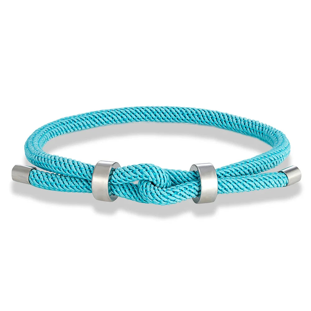 Moderne gevlochten touwarmband met lichtblauwe knoop