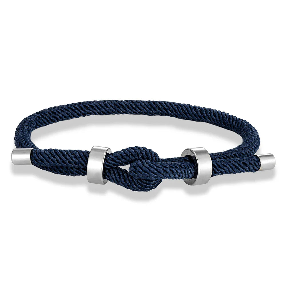 Moderne gevlochten touwarmband met marineblauwe knoop