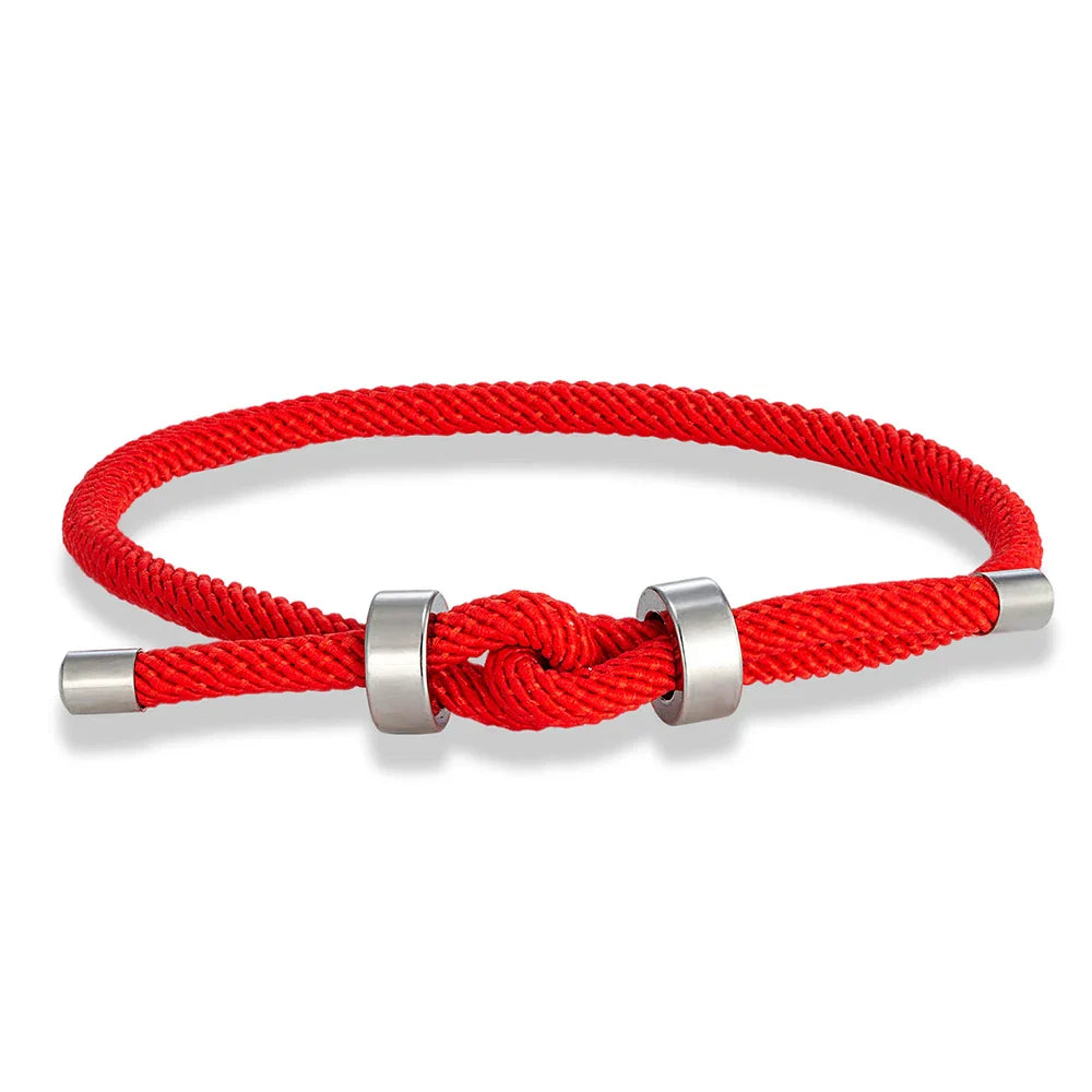 Moderne gevlochten touwarmband met rode knoop
