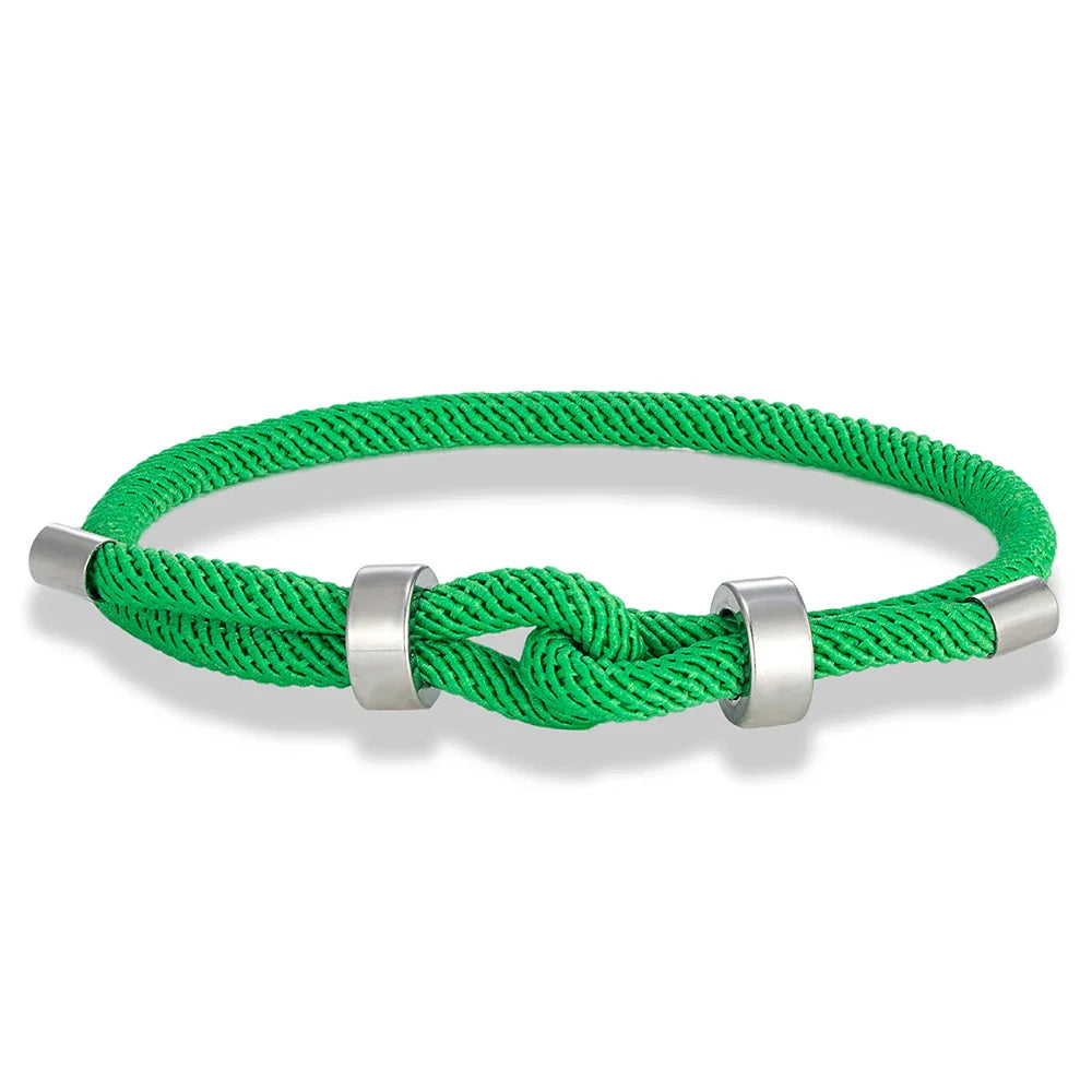 Moderne gevlochten touwarmband met lichtgroene knoop