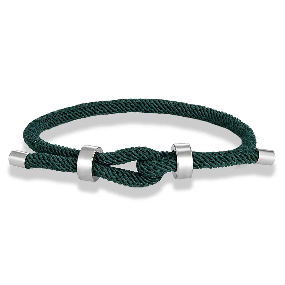 Moderne gevlochten touwarmband met donkergroene knoop