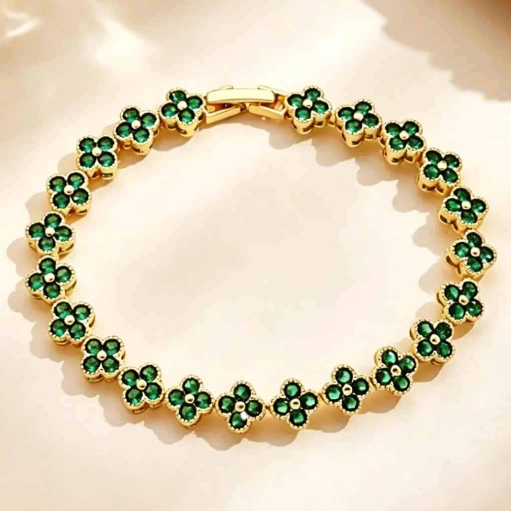 Armband met meerdere klavertjes van gekleurde kristallen goud en groen
