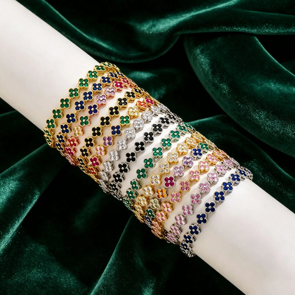 Armband met meerdere klavertjes van gekleurde kristallen