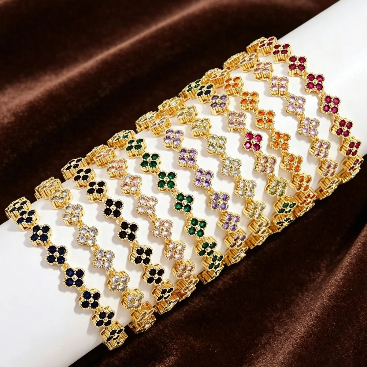 Armband met meerdere klavertjes van gekleurde kristallen