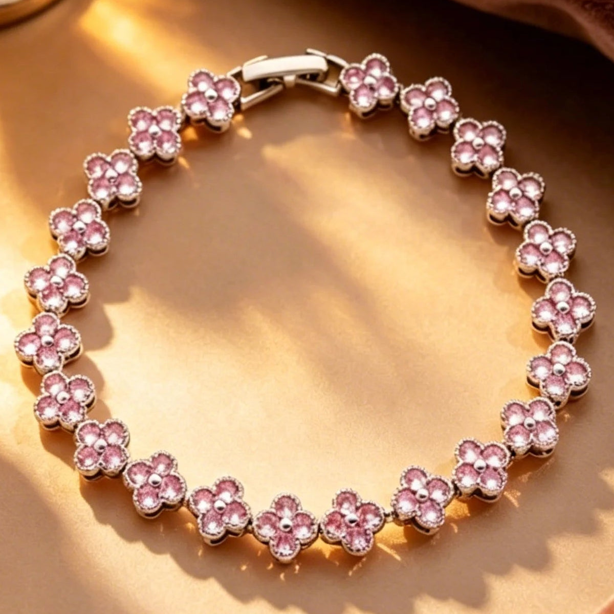 Armband met meerdere klavertjes van gekleurde kristallen goud en roze