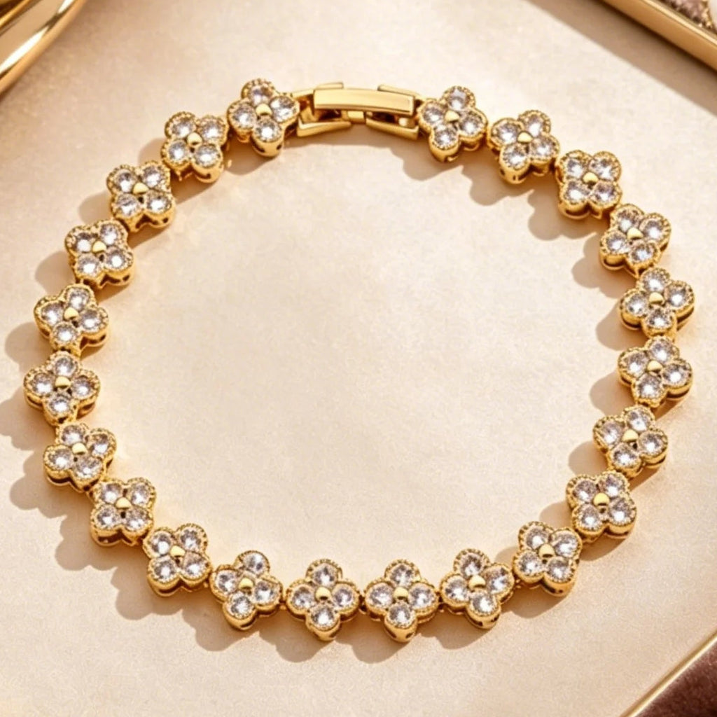 Armband met meerdere klavertjes van gekleurde kristallen goud