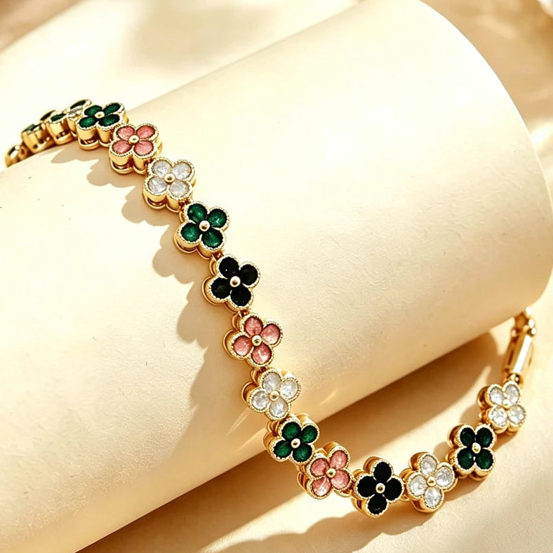 Armband met meerdere klavertjes van gekleurde kristallen goud en meerkleurig