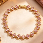 Armband met meerdere klavertjes van gekleurde kristallen goud en roze