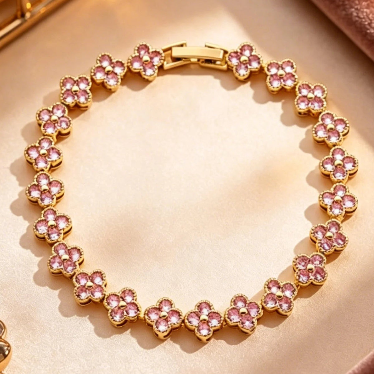 Armband met meerdere klavertjes van gekleurde kristallen goud en roze