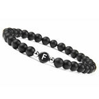 Zwart initialenarmband f