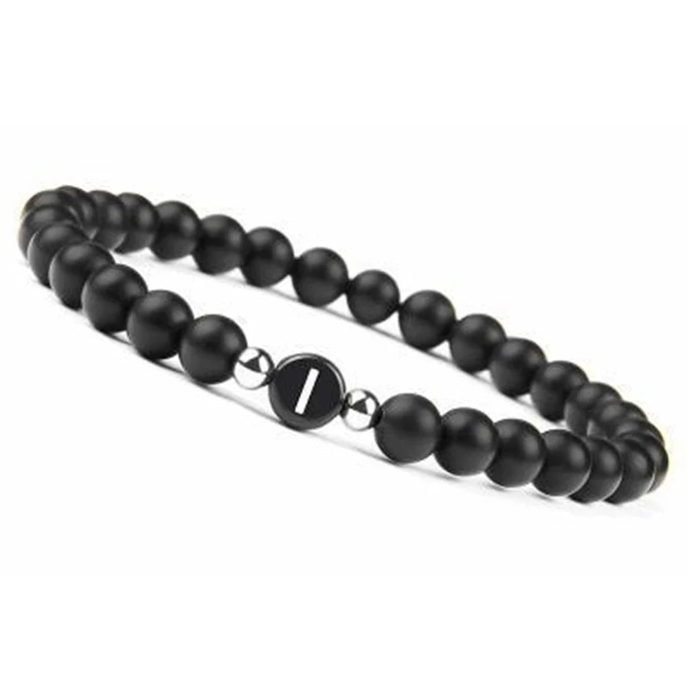 Zwart initialenarmband i
