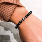 Zwart initialenarmband