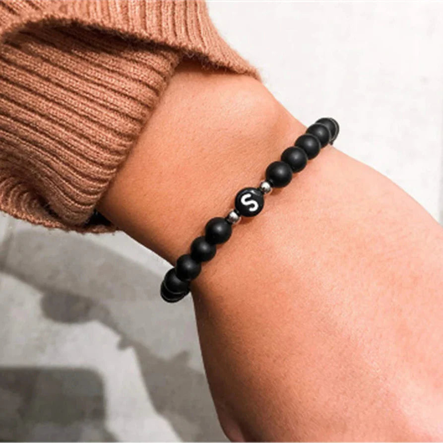 Zwart initialenarmband