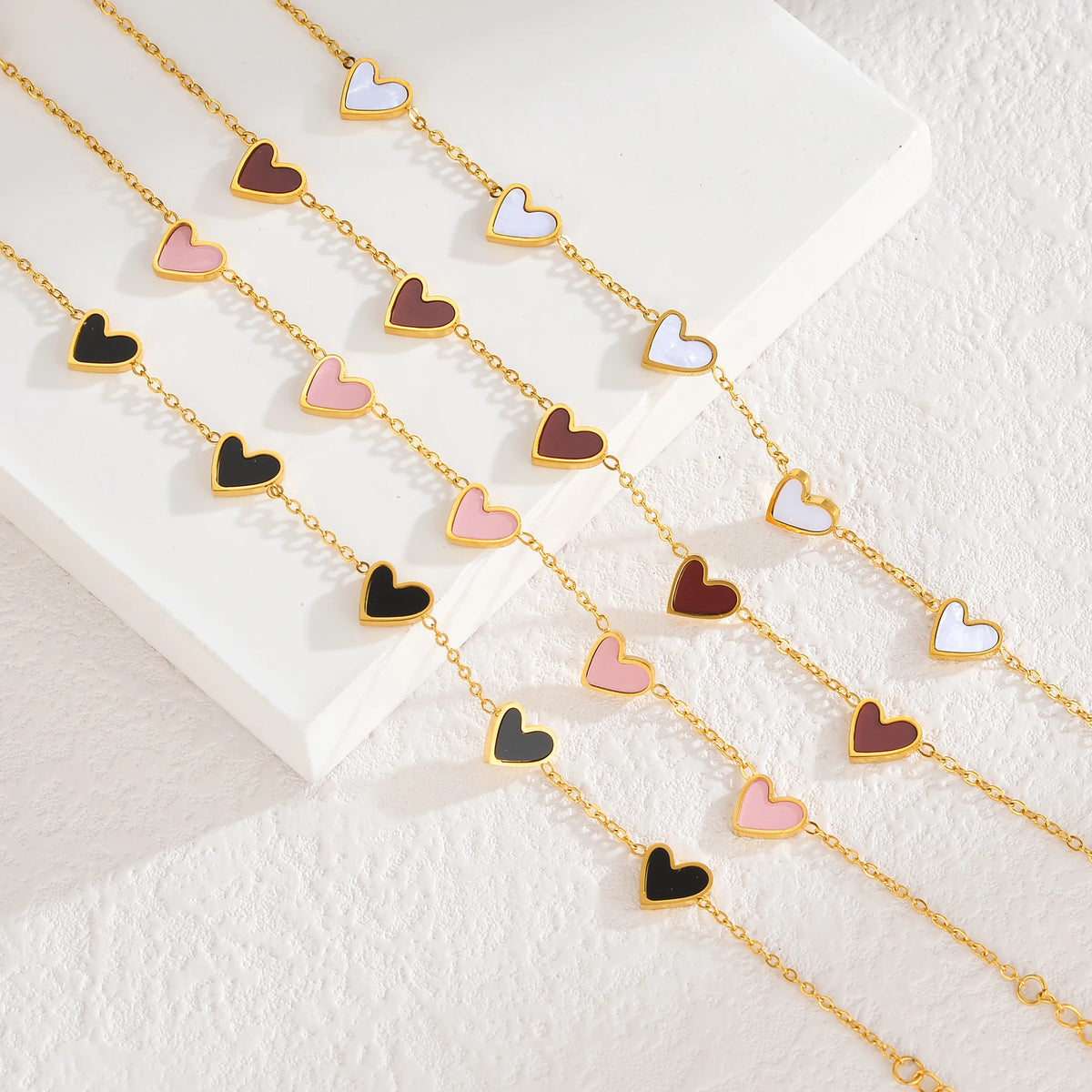 Armband met kleurenstaal van zwarte hartjes
