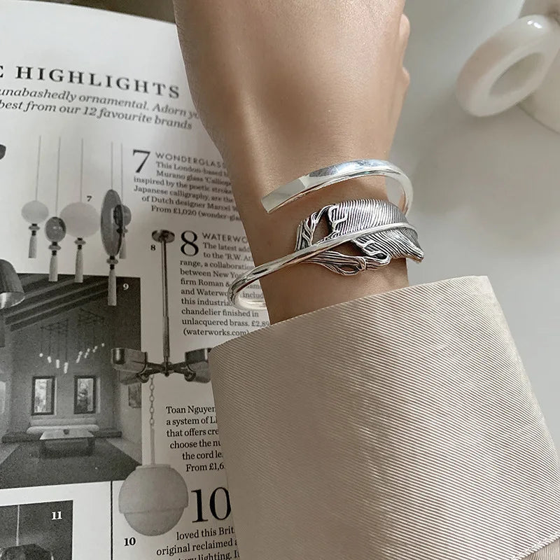 Zilverkleurige veerarmband voor dames