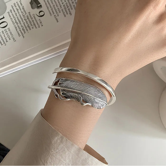 Zilverkleurige veerarmband voor dames