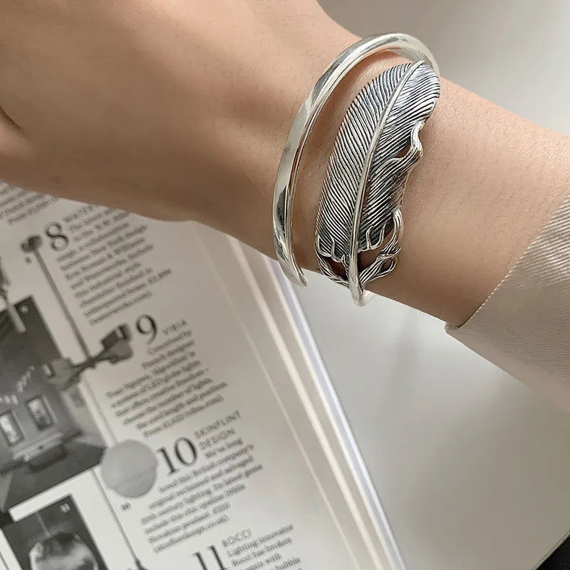 Zilverkleurige veerarmband voor dames