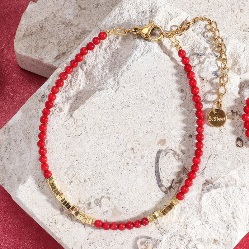 Rode en goudkleurige koraalarmband